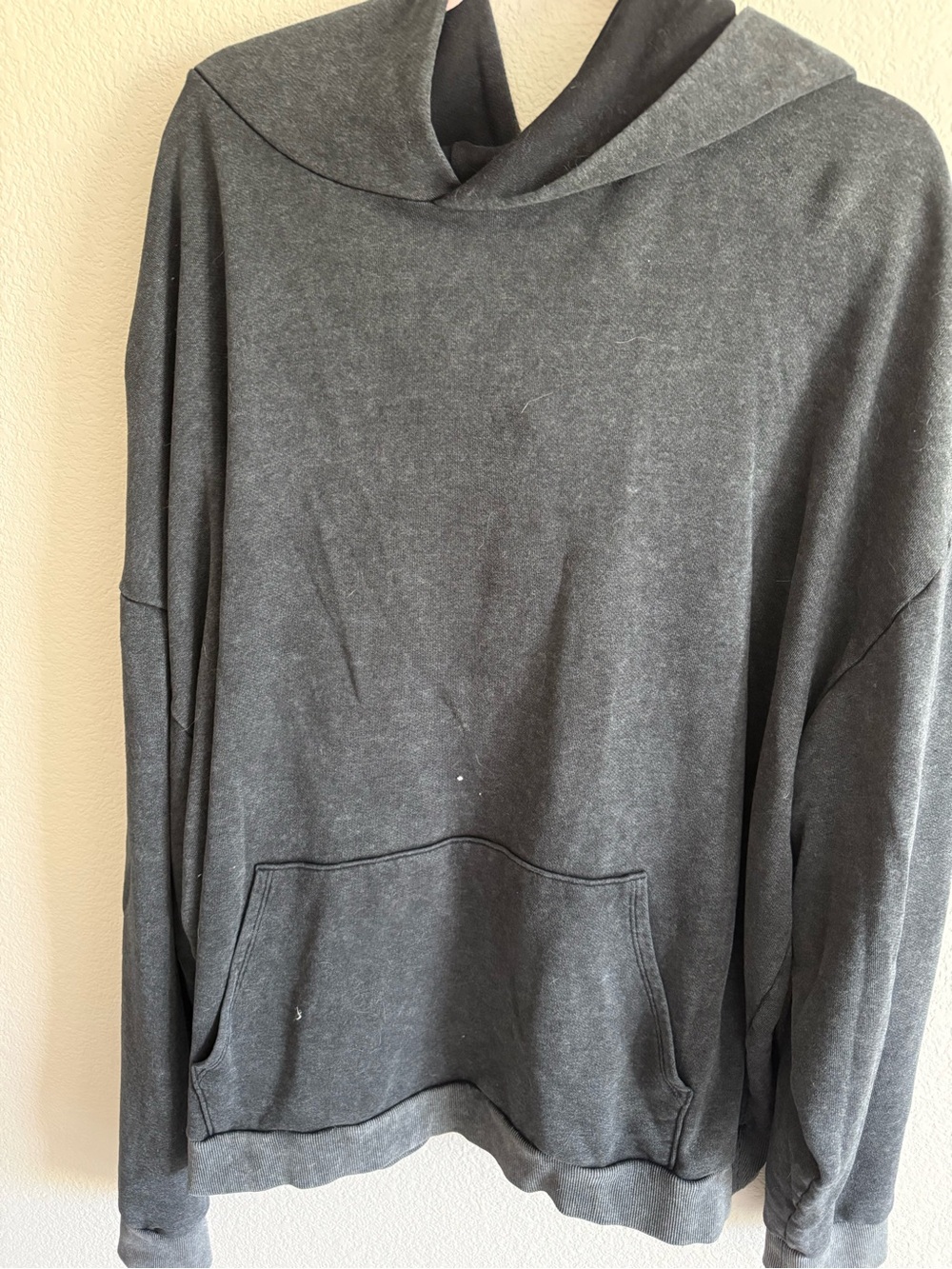 ALO Yoga Men's Charcoal Gray Hooded Pullover